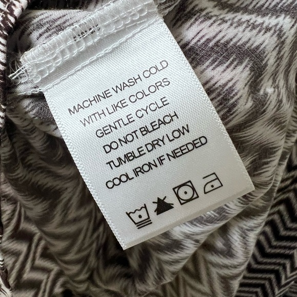 Foxcroft Button Down Shirt Women's 14W Shaped Fit Chevron Ikat Silky Brown Top - Picture 6 of 7